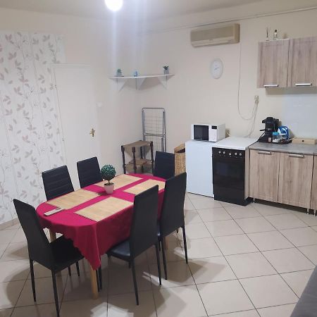 Pingpong Apartman Шольтвадкерт Экстерьер фото